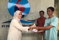 Direktur Utama PT PP Tirta Tanah Merah, Listia Amalia, secara simbolis menyerahkan daging kurban kepada warga Desa Karangsambung dalam rangka perayaan Iduladha 1446 H. Kegiatan ini menjadi bagian dari komitmen perusahaan dalam program Tanggung Jawab Sosial dan Lingkungan (TJSL).
