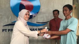Direktur Utama PT PP Tirta Tanah Merah, Listia Amalia, secara simbolis menyerahkan daging kurban kepada warga Desa Karangsambung dalam rangka perayaan Iduladha 1446 H. Kegiatan ini menjadi bagian dari komitmen perusahaan dalam program Tanggung Jawab Sosial dan Lingkungan (TJSL).