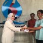 Direktur Utama PT PP Tirta Tanah Merah, Listia Amalia, secara simbolis menyerahkan daging kurban kepada warga Desa Karangsambung dalam rangka perayaan Iduladha 1446 H. Kegiatan ini menjadi bagian dari komitmen perusahaan dalam program Tanggung Jawab Sosial dan Lingkungan (TJSL).