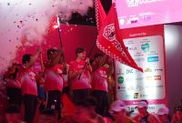 Direktur & Chief Regulatory Officer XLSMART, Merza Fachys; Direktur & Chief People Officer XLSMART, Jeremiah Ratadhi; Direktur & Chief Commercial Officer XLSMART, David Arcelus Oses; dan Chief Marketing Officer Smartfren, Sukaca Purwokardjono mengibarkan bendera start untuk peserta lari half marathon dalam ajang SMARTFREN RUN 2025 yang digelar di Plaza Timur GBK, Jakarta, Minggu (8/6).