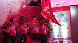 Direktur & Chief Regulatory Officer XLSMART, Merza Fachys; Direktur & Chief People Officer XLSMART, Jeremiah Ratadhi; Direktur & Chief Commercial Officer XLSMART, David Arcelus Oses; dan Chief Marketing Officer Smartfren, Sukaca Purwokardjono mengibarkan bendera start untuk peserta lari half marathon dalam ajang SMARTFREN RUN 2025 yang digelar di Plaza Timur GBK, Jakarta, Minggu (8/6).