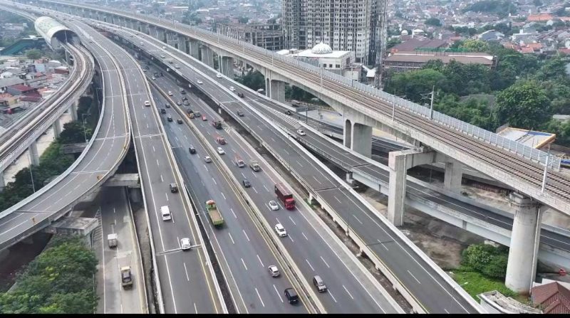 Kepadatan Lalu Lintas di Ruas Jalan Tol MBZ
Foto udara menunjukkan kondisi lalu lintas di Ruas Jalan Layang Mohamed Bin Zayed (MBZ) dan Jalan Tol Jakarta-Cikampek bawah pada H+2 Iduladha 1446 H/2025. Terpantau peningkatan signifikan volume kendaraan dari arah Cikampek menuju Jakarta.