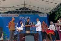 Wakil Bupati Bekasi, dr. Asep Surya Atmaja, menerima plakat penghargaan dari PNM dalam rangkaian kegiatan PKU Akbar 2025.
Acara ini menjadi simbol kolaborasi antara PNM dan Pemerintah Kabupaten Bekasi dalam mendorong UMKM naik kelas menuju ekonomi daerah yang lebih berkelanjutan dan mandiri.