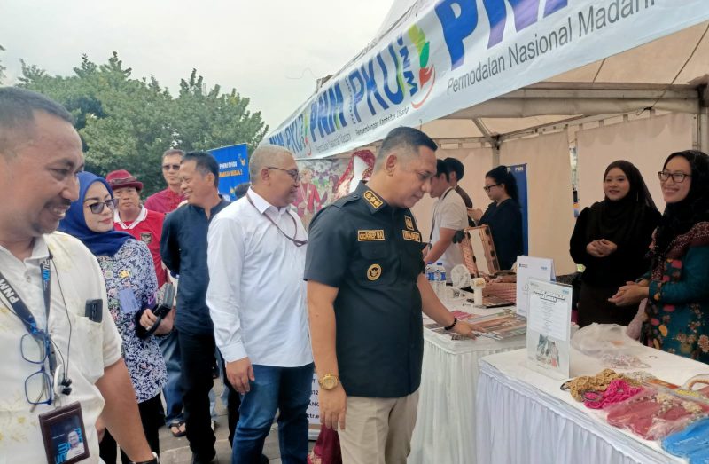 Wakil Bupati Bekasi, dr. Asep Surya Atmaja, meninjau stan produk UMKM dalam kegiatan Pameran PKU Akbar yang diselenggarakan oleh PNM Cabang Bekasi di halaman Museum Gedung Juang, Tambun Selatan, Kamis (19/05/2025). Kegiatan ini merupakan bagian dari upaya mendukung pengembangan kapasitas usaha dan inklusi keuangan bagi pelaku UMKM lokal.
