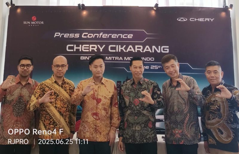Para pimpinan dan perwakilan dari CHERY Indonesia dan PT Bintang Mitra Mobilindo berfoto bersama dalam acara Press Conference Grand Opening Dealer CHERY Cikarang, yang digelar pada Rabu, 25 Juni 2025. 