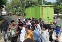 Anggota Komisi IV DPRD Kota Bekasi, Ahmadi (berpeci hitam), turun langsung menemui massa aksi Perisai Bekasi Raya yang mengepung gedung dewan, Kamis (26/06/2025).