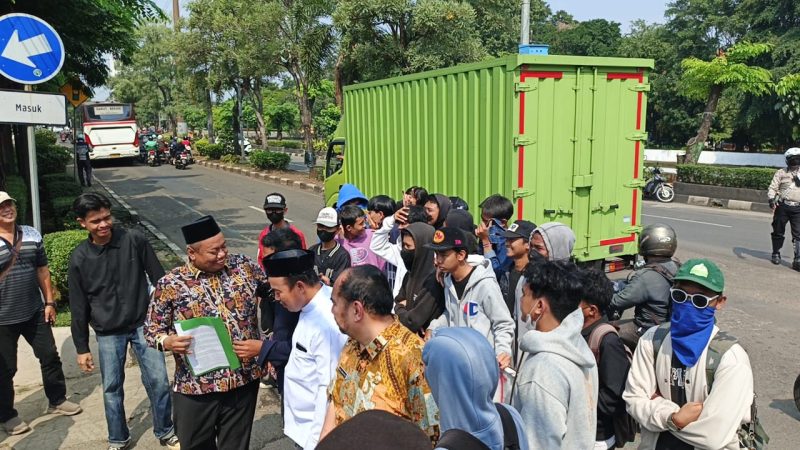 Anggota Komisi IV DPRD Kota Bekasi, Ahmadi (berpeci hitam), turun langsung menemui massa aksi Perisai Bekasi Raya yang mengepung gedung dewan, Kamis (26/06/2025).
