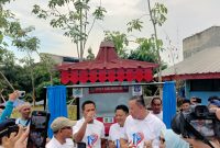 Direktur Utama Perumda Tirta Patriot, Ali Imam Fariyadi (tengah, mengenakan kaus putih bertuliskan 