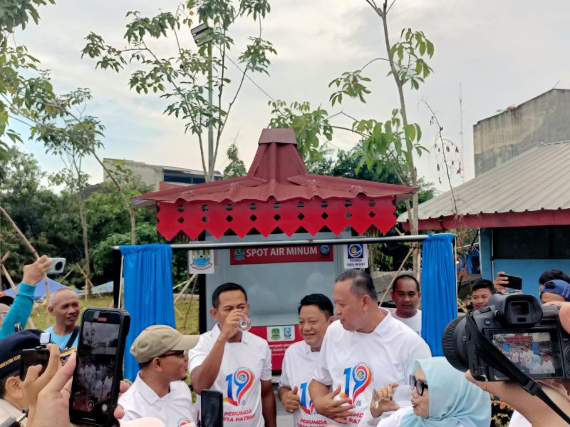 Direktur Utama Perumda Tirta Patriot, Ali Imam Fariyadi (tengah, mengenakan kaus putih bertuliskan 