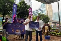 1446 H, Fery Firman dan Jeremiah Rathadi secara simbolis menyerahkan hewan kurban dari program CSR XLSMART, Jumat (6/6).
