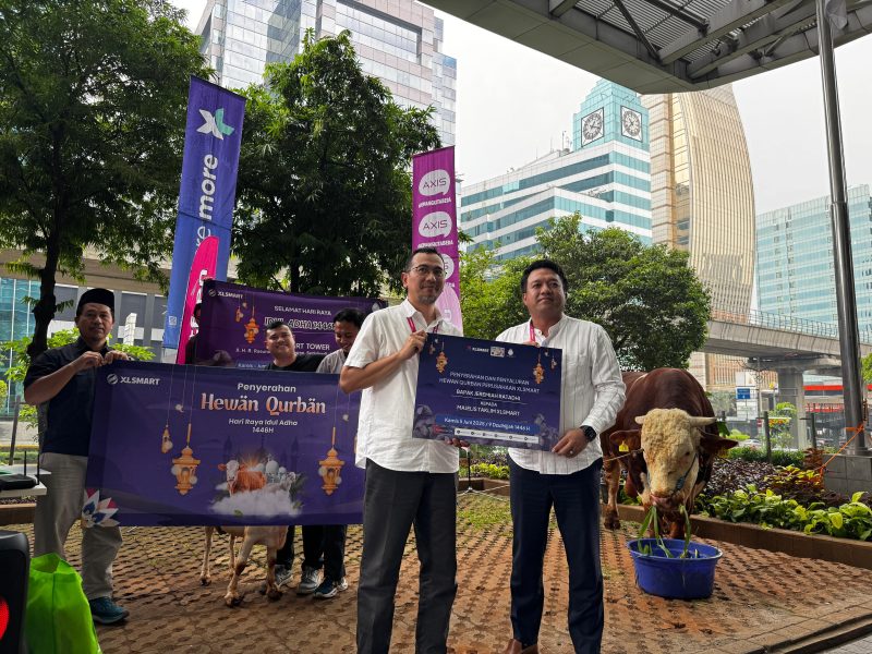 1446 H, Fery Firman dan Jeremiah Rathadi secara simbolis menyerahkan hewan kurban dari program CSR XLSMART, Jumat (6/6).