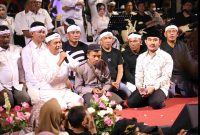 Gubernur Jawa Barat Kang Dedy Mulyadi (berbaju putih, mikrofon di tangan) berdialog hangat bersama warga saat malam puncak Festival Abdi Nagri Nganjang Ka Warga edisi ke-12 di Lapangan Kelurahan Wanasari, Kecamatan Cibitung, Kabupaten Bekasi, Jumat (20/06/2025). Turut hadir Bupati Bekasi Ade Kuswara Kunang (kanan depan, batik putih) dan sejumlah tokoh masyarakat serta seniman Jawa Barat.







