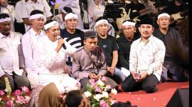 Gubernur Jawa Barat Kang Dedy Mulyadi (berbaju putih, mikrofon di tangan) berdialog hangat bersama warga saat malam puncak Festival Abdi Nagri Nganjang Ka Warga edisi ke-12 di Lapangan Kelurahan Wanasari, Kecamatan Cibitung, Kabupaten Bekasi, Jumat (20/06/2025). Turut hadir Bupati Bekasi Ade Kuswara Kunang (kanan depan, batik putih) dan sejumlah tokoh masyarakat serta seniman Jawa Barat.







