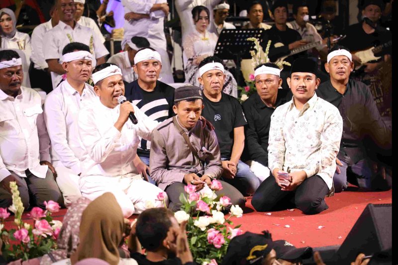Gubernur Jawa Barat Kang Dedy Mulyadi (berbaju putih, mikrofon di tangan) berdialog hangat bersama warga saat malam puncak Festival Abdi Nagri Nganjang Ka Warga edisi ke-12 di Lapangan Kelurahan Wanasari, Kecamatan Cibitung, Kabupaten Bekasi, Jumat (20/06/2025). Turut hadir Bupati Bekasi Ade Kuswara Kunang (kanan depan, batik putih) dan sejumlah tokoh masyarakat serta seniman Jawa Barat.







