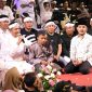 Gubernur Jawa Barat Kang Dedy Mulyadi (berbaju putih, mikrofon di tangan) berdialog hangat bersama warga saat malam puncak Festival Abdi Nagri Nganjang Ka Warga edisi ke-12 di Lapangan Kelurahan Wanasari, Kecamatan Cibitung, Kabupaten Bekasi, Jumat (20/06/2025). Turut hadir Bupati Bekasi Ade Kuswara Kunang (kanan depan, batik putih) dan sejumlah tokoh masyarakat serta seniman Jawa Barat.








