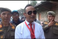 Kepala Satpol PP Kabupaten Bekasi, Surya Wijaya, memberikan keterangan pers terkait penertiban bangunan liar di Kalimalang, Kamis (4/6/2025).