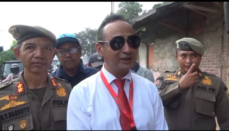 Kepala Satpol PP Kabupaten Bekasi, Surya Wijaya, memberikan keterangan pers terkait penertiban bangunan liar di Kalimalang, Kamis (4/6/2025).