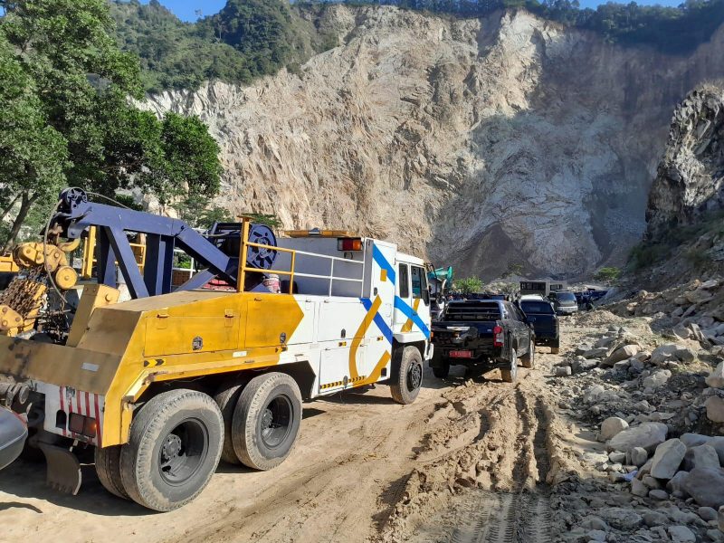 Kendaraan derek milik PT Jasamarga Transjawa Tol (JTT) dikerahkan ke lokasi longsor tambang Gunung Kuda, Desa Cipanas, Kecamatan Dukupuntang, Kabupaten Cirebon, untuk membantu proses evakuasi kendaraan berat yang tertimbun material longsor.