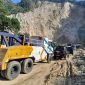 Kendaraan derek milik PT Jasamarga Transjawa Tol (JTT) dikerahkan ke lokasi longsor tambang Gunung Kuda, Desa Cipanas, Kecamatan Dukupuntang, Kabupaten Cirebon, untuk membantu proses evakuasi kendaraan berat yang tertimbun material longsor.