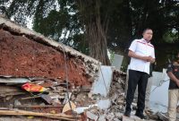 Wali Kota Bekasi, Tri Adhianto, meninjau langsung proses pembongkaran bangunan liar di kawasan sempadan sungai sekitar UNISMA, Minggu (1/6). Dalam kunjungannya, Tri menegaskan komitmen Pemerintah Kota Bekasi untuk terus menjaga ketertiban tata ruang dan kelestarian lingkungan.

