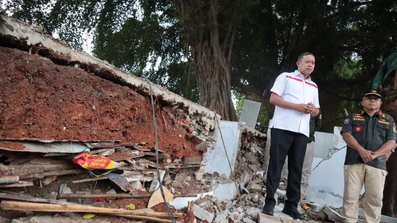 Wali Kota Bekasi, Tri Adhianto, meninjau langsung proses pembongkaran bangunan liar di kawasan sempadan sungai sekitar UNISMA, Minggu (1/6). Dalam kunjungannya, Tri menegaskan komitmen Pemerintah Kota Bekasi untuk terus menjaga ketertiban tata ruang dan kelestarian lingkungan.

