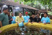 Wakil Wali Kota Abdul Harris Bobihoe bersama puluhan pemuda Mustika Jaya melakukan penebaran benih ikan nila sebagai upaya membangkitkan semangat pemuda dalam mengembangkan sektor perikanan air tawar di wilayahnya.