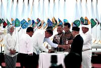 Bersama lawan korupsi! Wali Kota Bekasi Tri Adhianto dan Ketua DPRD Sardi Effendi tandatangani komitmen penguatan sinergi pemberantasan korupsi se-Jawa Barat di Gedung Pakuan, Bandung.