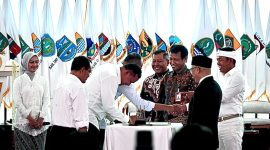 Bersama lawan korupsi! Wali Kota Bekasi Tri Adhianto dan Ketua DPRD Sardi Effendi tandatangani komitmen penguatan sinergi pemberantasan korupsi se-Jawa Barat di Gedung Pakuan, Bandung.