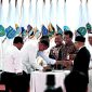 Bersama lawan korupsi! Wali Kota Bekasi Tri Adhianto dan Ketua DPRD Sardi Effendi tandatangani komitmen penguatan sinergi pemberantasan korupsi se-Jawa Barat di Gedung Pakuan, Bandung.