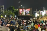 Warga Bekasi memadati Plaza Patriot Chandrabhaga untuk mengikuti acara nonton bareng film bertema kepahlawanan dalam rangka memperingati Hari Lahir Pancasila dan Bulan Bung Karno, Minggu malam (8/6/2025). Kegiatan ini dihadiri langsung oleh Wali Kota Bekasi Tri Adhianto sebagai bentuk edukasi nilai-nilai kebangsaan melalui media hiburan. (*)








