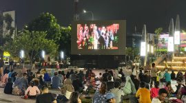 Warga Bekasi memadati Plaza Patriot Chandrabhaga untuk mengikuti acara nonton bareng film bertema kepahlawanan dalam rangka memperingati Hari Lahir Pancasila dan Bulan Bung Karno, Minggu malam (8/6/2025). Kegiatan ini dihadiri langsung oleh Wali Kota Bekasi Tri Adhianto sebagai bentuk edukasi nilai-nilai kebangsaan melalui media hiburan. (*)








