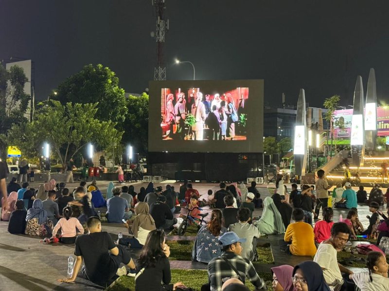 Warga Bekasi memadati Plaza Patriot Chandrabhaga untuk mengikuti acara nonton bareng film bertema kepahlawanan dalam rangka memperingati Hari Lahir Pancasila dan Bulan Bung Karno, Minggu malam (8/6/2025). Kegiatan ini dihadiri langsung oleh Wali Kota Bekasi Tri Adhianto sebagai bentuk edukasi nilai-nilai kebangsaan melalui media hiburan. (*)








