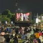 Warga Bekasi memadati Plaza Patriot Chandrabhaga untuk mengikuti acara nonton bareng film bertema kepahlawanan dalam rangka memperingati Hari Lahir Pancasila dan Bulan Bung Karno, Minggu malam (8/6/2025). Kegiatan ini dihadiri langsung oleh Wali Kota Bekasi Tri Adhianto sebagai bentuk edukasi nilai-nilai kebangsaan melalui media hiburan. (*)








