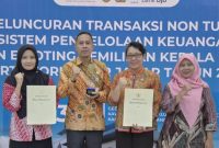 Plt. Kepala Bappeda Kabupaten Bekasi, Ir. H. Didik Setiadi, MM, bersama jajaran menerima penghargaan peringkat II Tata Kelola CSR Terbaik se-Jawa Barat dalam ajang Forum CSR Jabar 2025 yang digelar di KIIC Karawang, Selasa 3 Juni 2025.
