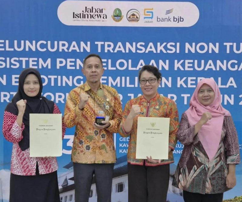 Plt. Kepala Bappeda Kabupaten Bekasi, Ir. H. Didik Setiadi, MM, bersama jajaran menerima penghargaan peringkat II Tata Kelola CSR Terbaik se-Jawa Barat dalam ajang Forum CSR Jabar 2025 yang digelar di KIIC Karawang, Selasa 3 Juni 2025.