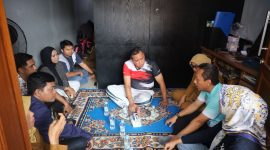 Wali Kota Bekasi, Tri Adhianto, didampingi jajaran Pemkot dan Dinas terkait, menyambangi kediaman korban kasus pelecehan sesama jenis di bawah umur untuk memberikan dukungan moril dan memastikan pendampingan psikologis serta hukum berjalan maksimal.

