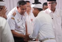Wali Kota Bekasi, Tri Adhianto, berjabat tangan hangat dengan peserta Forum Strategis Tahunan Pasamoan Agung yang diselenggarakan Bank Indonesia Perwakilan Jawa Barat di Karawang, Rabu (11/6). Forum ini menjadi wadah sinergi lintas daerah dalam mendorong pengendalian inflasi dan percepatan digitalisasi ekonomi.