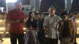  Wali Kota Bekasi, Tri Adhianto, dan Wakil Wali Kota, A. Harris Bobihoe, menikmati malam penuh kehangatan bersama warga dalam program “Nongkrong Syahdu” di Plaza Patriot Candrabhaga. Suasana akrab terasa saat mereka menyapa dan bernyanyi bersama anak-anak muda berbakat Kota Bekasi.