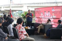 Wali Kota Bekasi, Tri Adhianto, menyampaikan pandangannya dalam diskusi santai bersama kader GMNI Kota Bekasi dalam rangka Bulan Bung Karno, di bawah Flyover Kalimalang, Minggu (15/6/2025). Kegiatan ini menjadi wadah berbagi gagasan untuk menghidupkan ruang publik dan memperkuat identitas kota.