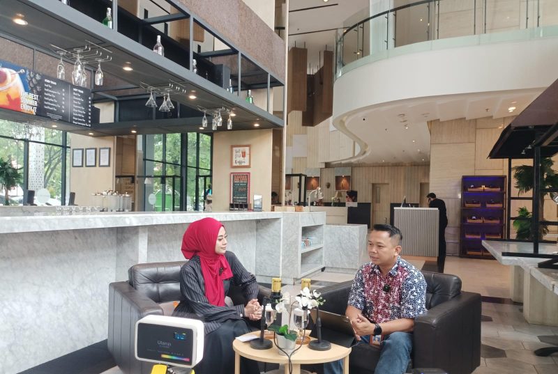 Bincang Santai : Kepala Bidang Informasi Komunikasi Publik (IKP) Diskominfosantik Kabupaten Bekasi, Rhamdan Nurul Ikhsan, saat menjadi narasumber dalam sesi podcast bersama RJPRO, bertempat di Hotel Harper Cikarang,  (foto.doc)