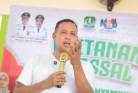 Wali Kota Bekasi, Tri Adhianto, memberikan sambutan saat membuka kegiatan Khitanan Massal dalam rangka menyambut Tahun Baru Islam 1447 H di Kecamatan Bekasi Utara, Minggu (22/6/2025). Kegiatan ini diikuti oleh 130 anak sebagai bentuk pelayanan kesehatan gratis untuk masyarakat.