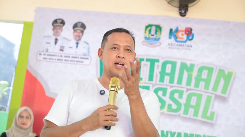Wali Kota Bekasi, Tri Adhianto, memberikan sambutan saat membuka kegiatan Khitanan Massal dalam rangka menyambut Tahun Baru Islam 1447 H di Kecamatan Bekasi Utara, Minggu (22/6/2025). Kegiatan ini diikuti oleh 130 anak sebagai bentuk pelayanan kesehatan gratis untuk masyarakat.