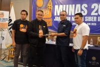 Ketua Umum JMSI terpilih, Teguh Santosa (dua dari kiri), menerima dokumen hasil Munas II JMSI dari panitia pelaksana, disaksikan jajaran pengurus pusat, di Hotel The Acacia, Jakarta, Sabtu (22/06/2025). Teguh kembali terpilih secara aklamasi untuk memimpin JMSI periode 2025–2030.