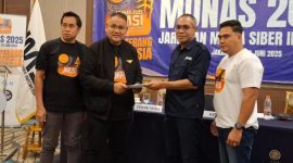 Ketua Umum JMSI terpilih, Teguh Santosa (dua dari kiri), menerima dokumen hasil Munas II JMSI dari panitia pelaksana, disaksikan jajaran pengurus pusat, di Hotel The Acacia, Jakarta, Sabtu (22/06/2025). Teguh kembali terpilih secara aklamasi untuk memimpin JMSI periode 2025–2030.