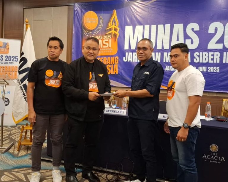 Ketua Umum JMSI terpilih, Teguh Santosa (dua dari kiri), menerima dokumen hasil Munas II JMSI dari panitia pelaksana, disaksikan jajaran pengurus pusat, di Hotel The Acacia, Jakarta, Sabtu (22/06/2025). Teguh kembali terpilih secara aklamasi untuk memimpin JMSI periode 2025–2030.