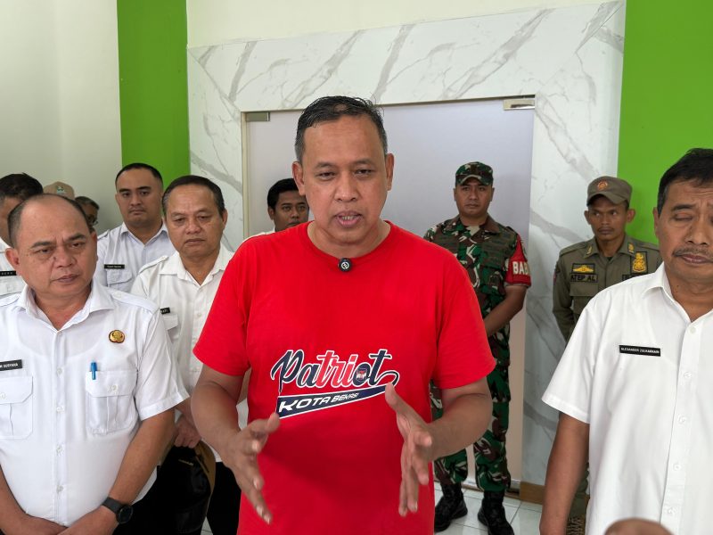 Wali Kota Bekasi, Tri Adhianto, saat memberikan pernyataan usai meninjau langsung proses hari terakhir pendaftaran tahap 1 Seleksi Penerimaan Murid Baru (SPMB) tahun 2025 di Kantor Dinas Pendidikan Kota Bekasi, Rabu (25/6/2025). Dalam kunjungan tersebut, Tri menegaskan bahwa proses SPMB harus bebas titipan, tanpa pungli, dan transparan.