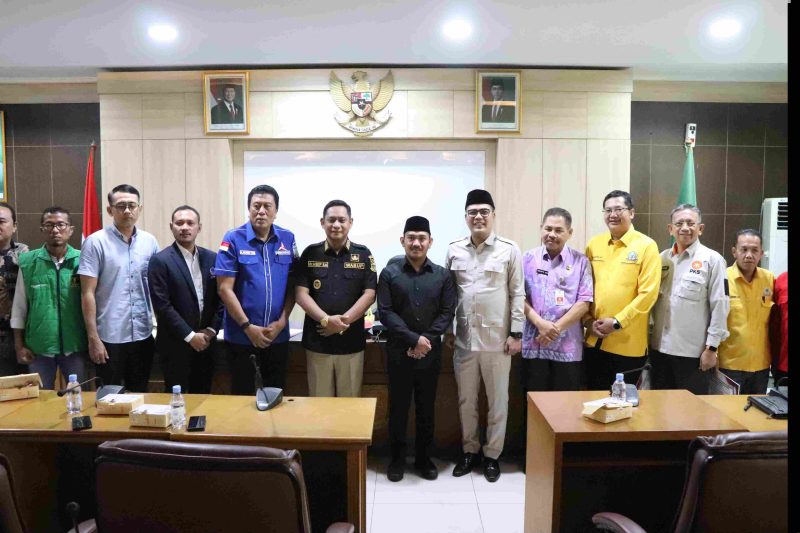 Bupati Bekasi Ade Kuswara Kunang dan Wakil Bupati Asep Surya Atmaja berfoto bersama perwakilan 11 partai politik usai Penandatanganan Naskah Perjanjian Hibah Daerah kepada Partai Politik, di Ruang Rapat KH. Mamun Nawawi, Gedung Bupati Bekasi, Kamis (12/06/2025). Kegiatan ini menandai komitmen bersama membangun sinergi lintas partai demi kemajuan Kabupaten Bekasi.