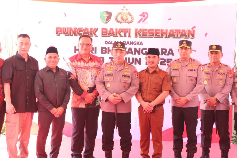 📸 Kapolri Jenderal Polisi Listyo Sigit Prabowo bersama Bupati Bekasi Ade Kuswara Kunang dan jajaran saat menghadiri Puncak Bakti Kesehatan dalam rangka Hari Bhayangkara ke-79 di Aula Gedung Promoter Polres Metro Bekasi, Senin (16/06/2025).

