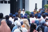 Gubernur Jawa Barat, H. Dedi Mulyadi, memimpin apel pagi pelepasan 50 siswa SMP Subang yang akan mengikuti pelatihan pendidikan karakter dan bela negara di Lanud Suryadarma Kalijati, Senin (23/06/2025), di Halaman Kantor Bupati Subang.