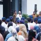 Gubernur Jawa Barat, H. Dedi Mulyadi, memimpin apel pagi pelepasan 50 siswa SMP Subang yang akan mengikuti pelatihan pendidikan karakter dan bela negara di Lanud Suryadarma Kalijati, Senin (23/06/2025), di Halaman Kantor Bupati Subang.